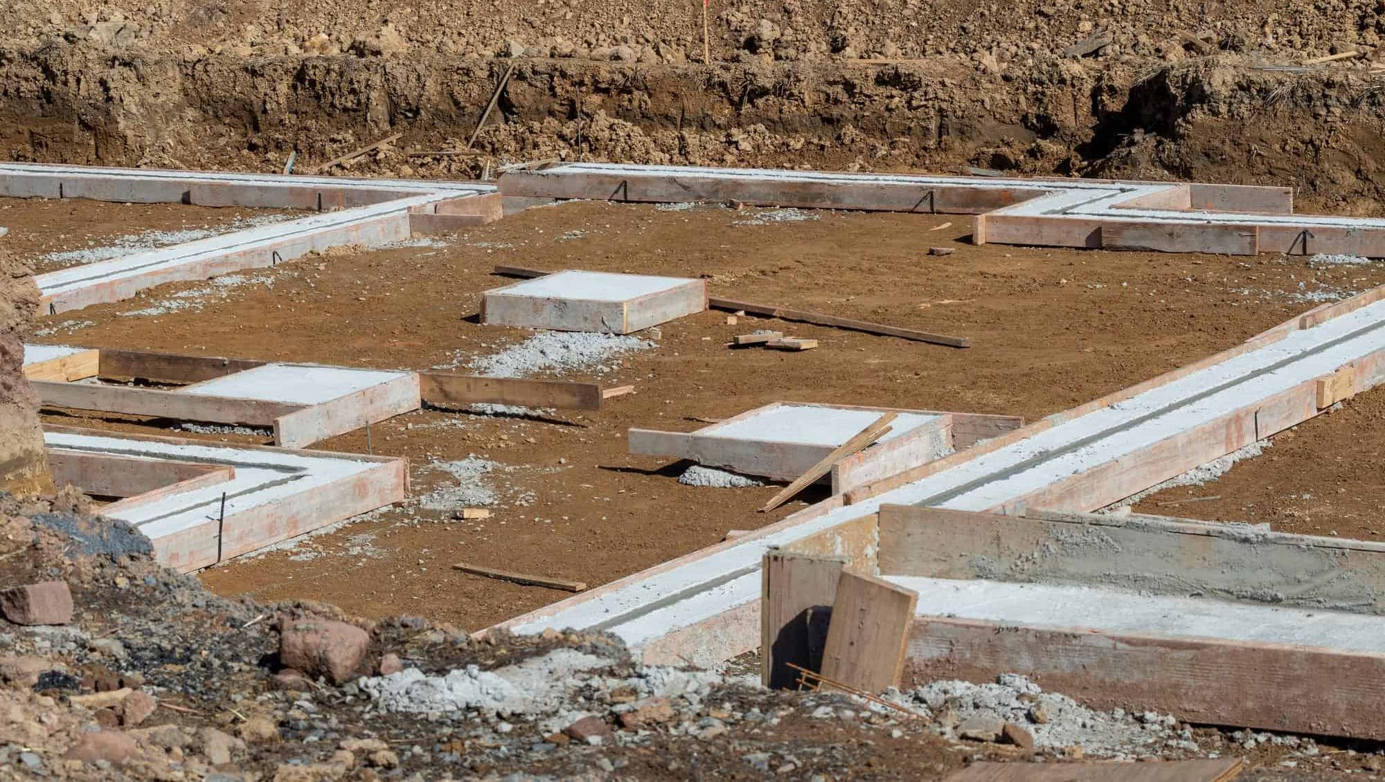 Støpt fundament med forskaling klart for bygging av bolig på klargjort tomt.